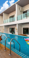 THE THAMES POOL ACCESS RESORT