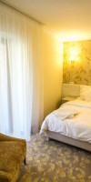 KING EVELTHON BEACH HOTEL