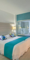 KING EVELTHON BEACH HOTEL & RESORT
