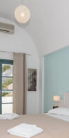 Dolphins Apartments  (Kamari Santorini) 