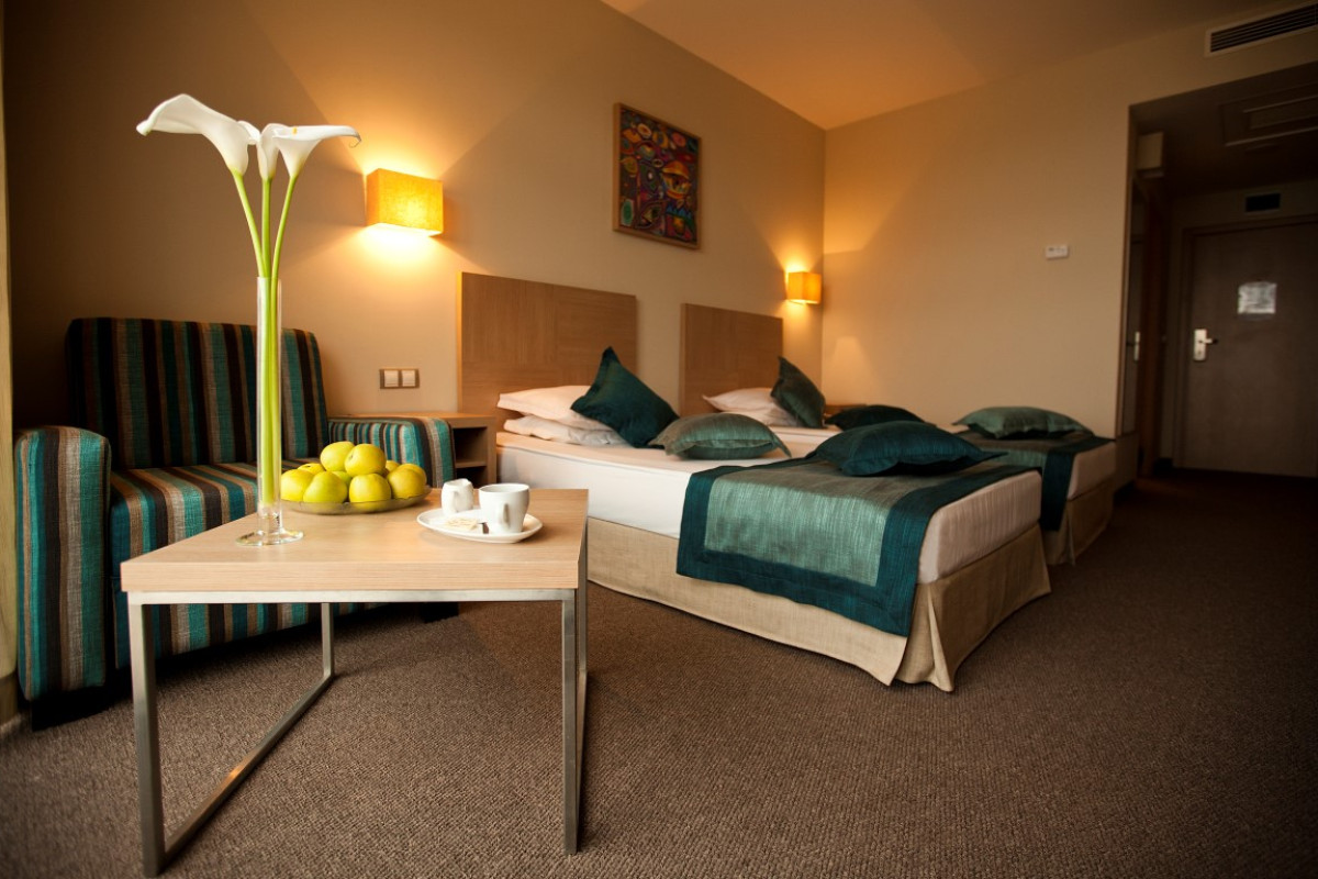 Azalia (St.Constantin:E) 4*