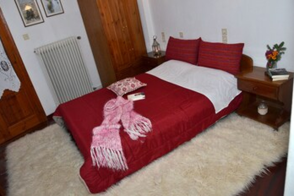 TO BALCONY TIS AGORIANIS
