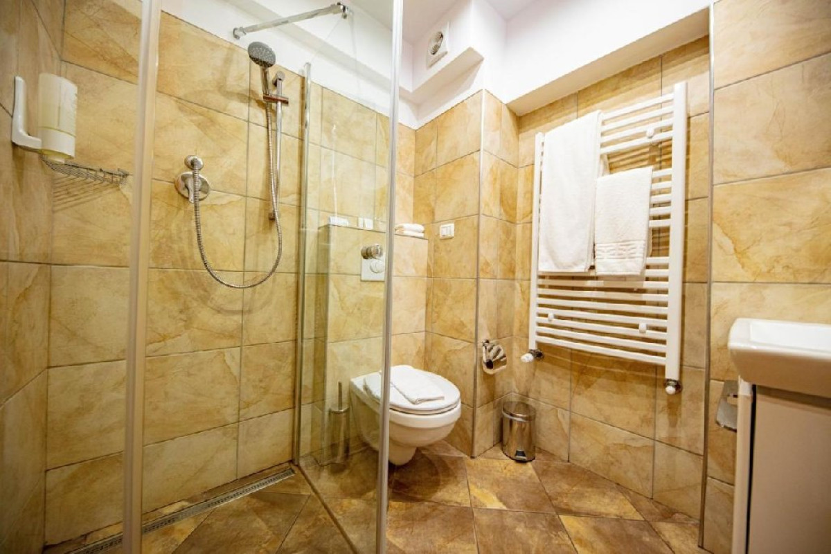 HOTEL PESTERA. - Moroeni - Parcul Natural Bucegi - Cota 1610