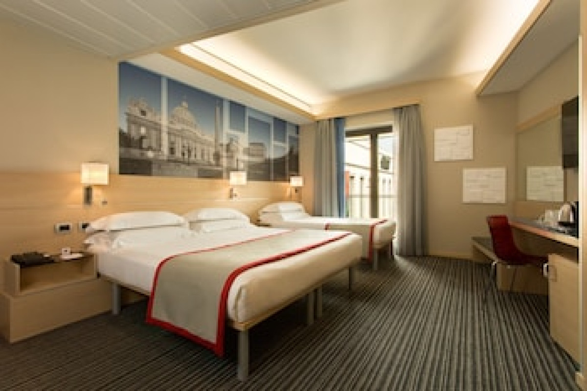 iQ Hotel Roma