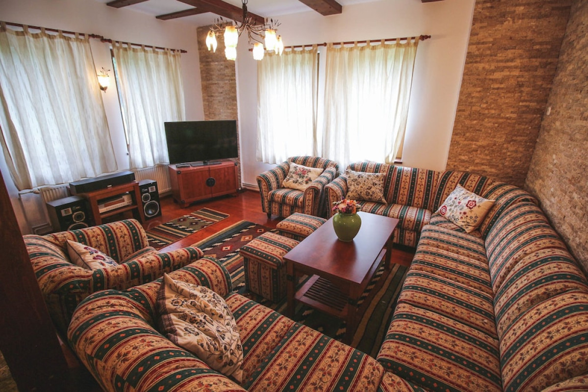 THE HOLIDAY HOUSE