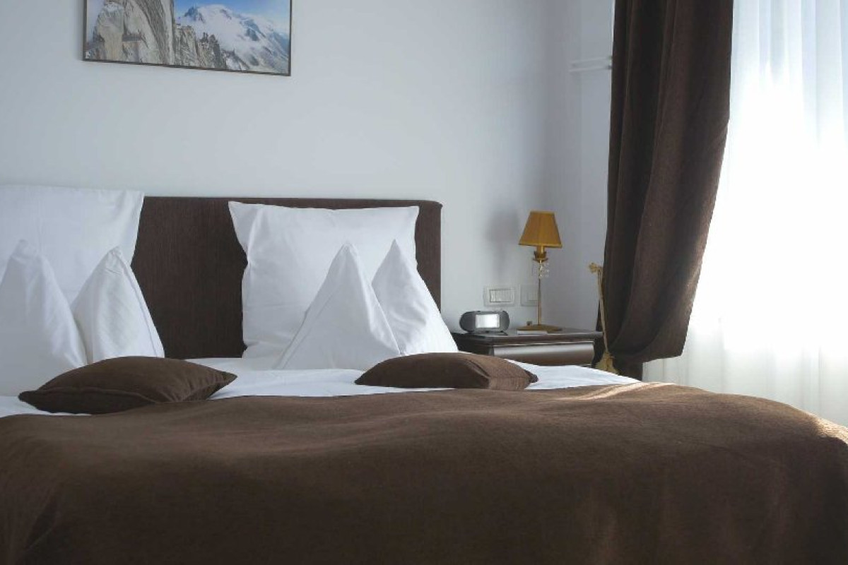 HOTEL PESTERA. - Moroeni - Parcul Natural Bucegi - Cota 1610