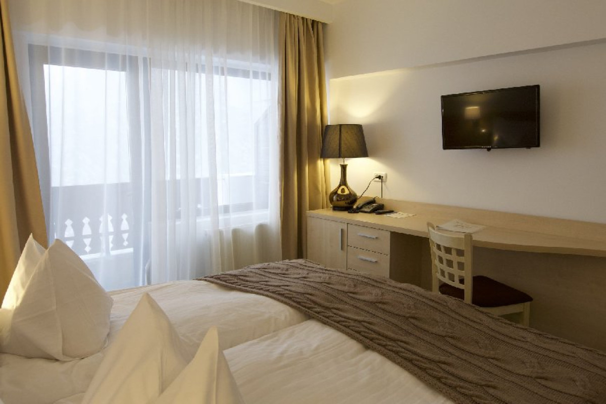 HOTEL PESTERA. - Moroeni - Parcul Natural Bucegi - Cota 1610