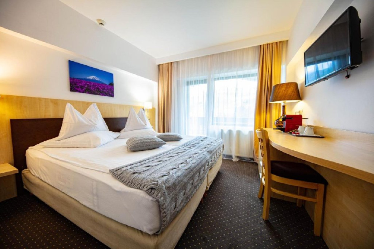 HOTEL PESTERA. - Moroeni - Parcul Natural Bucegi - Cota 1610