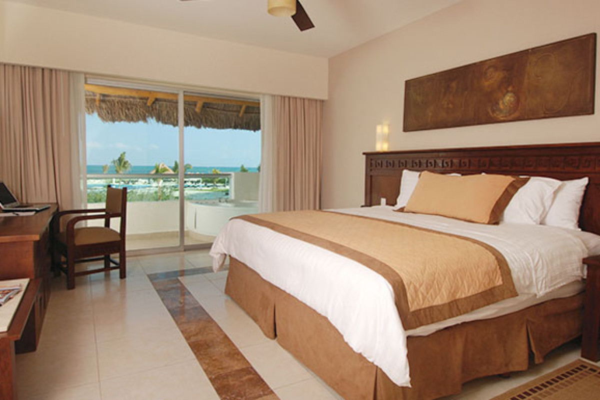 BlueBay Grand Esmeralda
