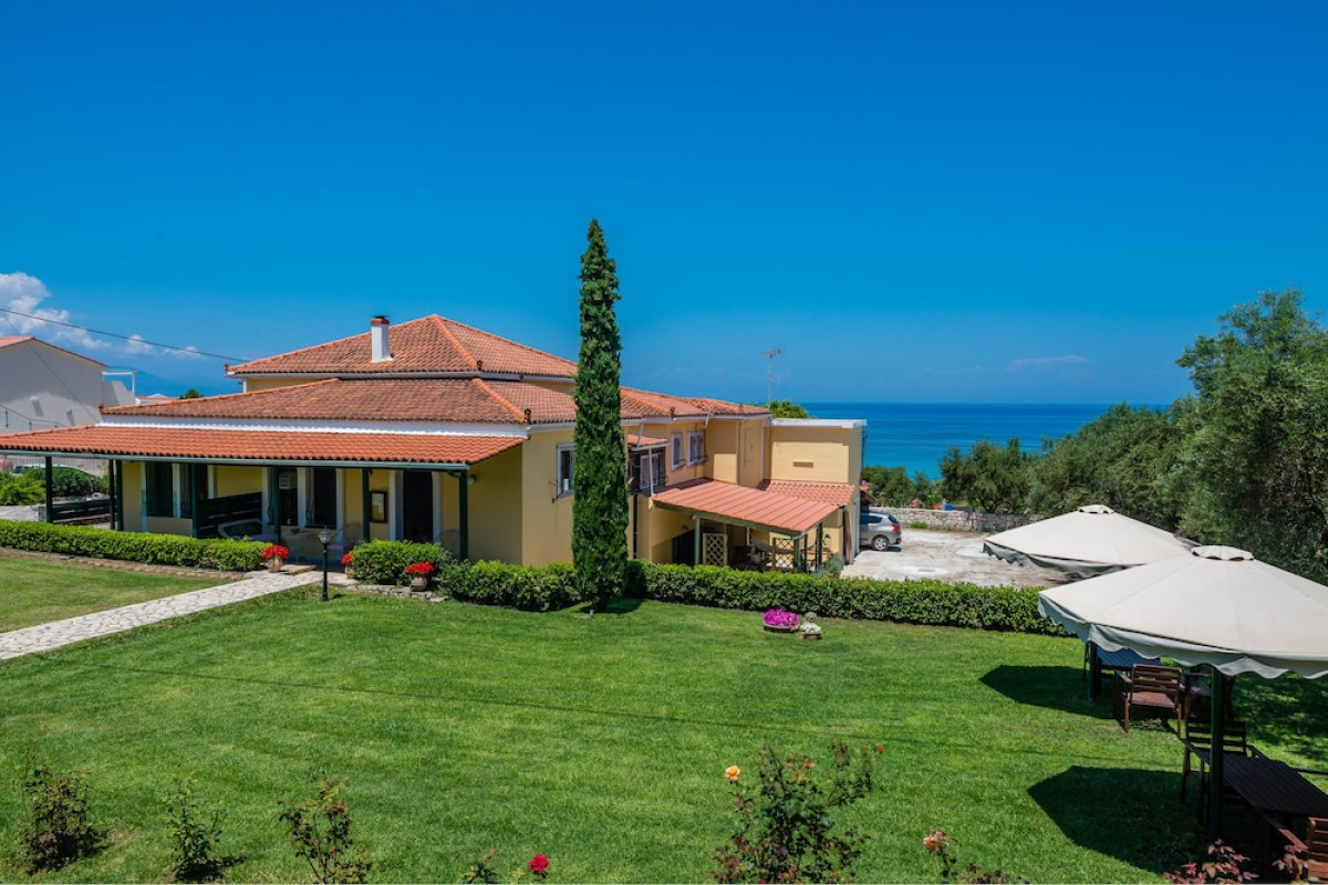 AMBOULA BEACH APARTMENTS