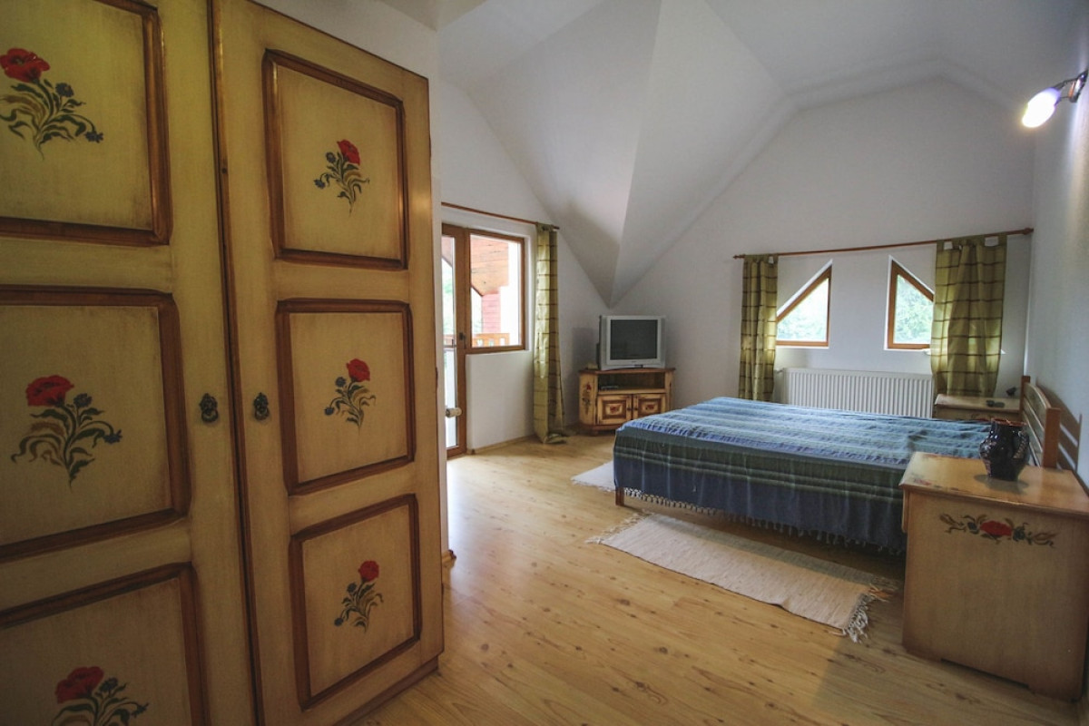 THE HOLIDAY HOUSE