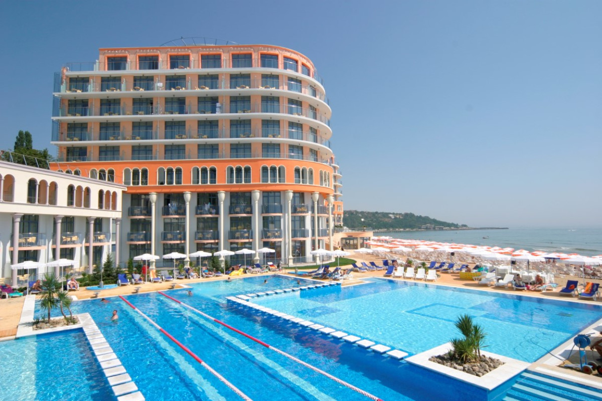 Azalia (St.Constantin:E) 4*