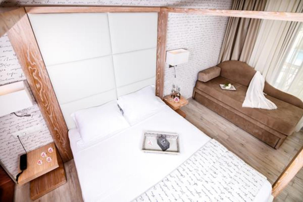 Notos Deluxe Suites
