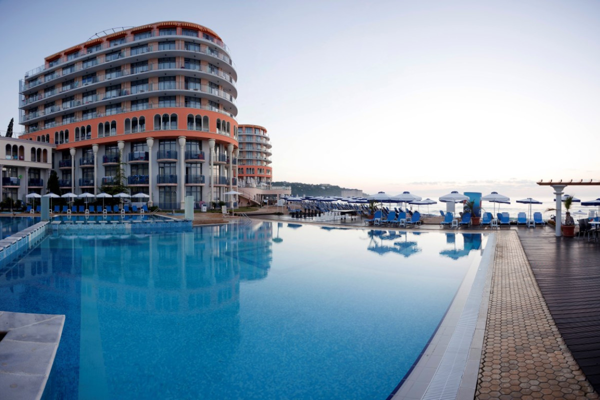 Azalia (St.Constantin:E) 4*