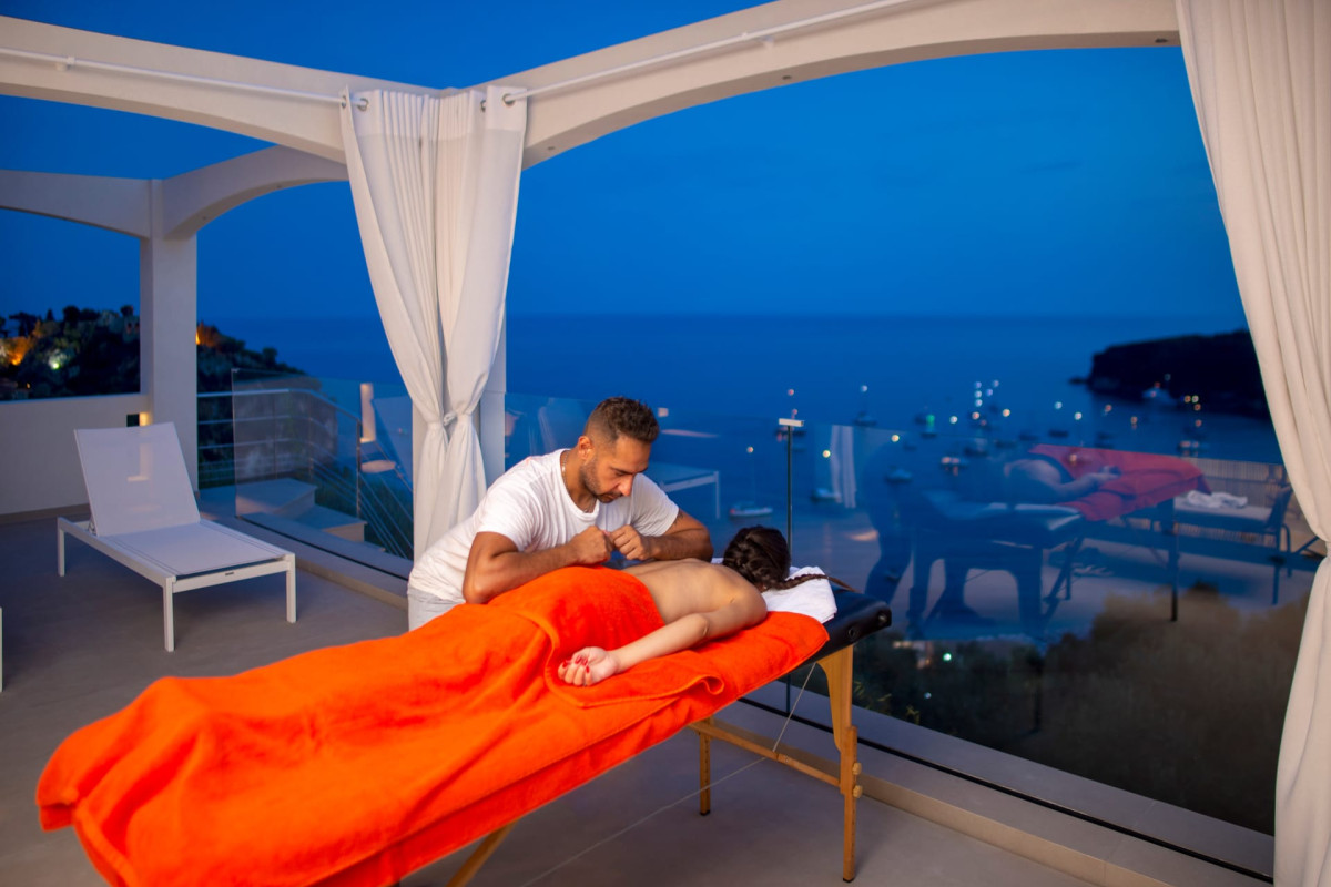 LIVINGHOME SUITES