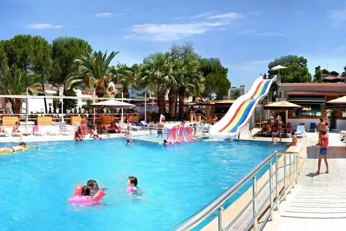 CLUB MUNAMAR BEACH RESORT
