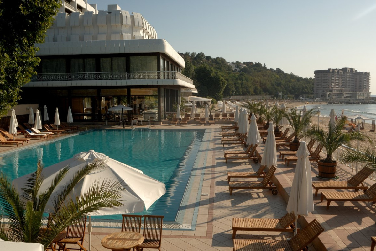 Palace (Sunny Day) 5*