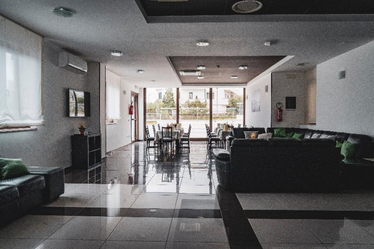 HIS MAJESTY HOTEL