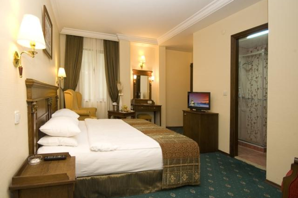HOTEL GOLDEN CROWN