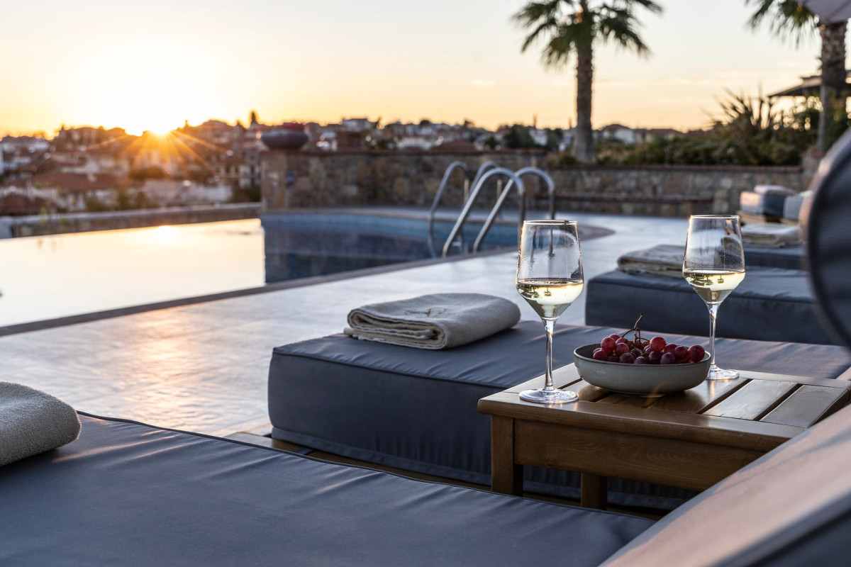 Akrolithos Luxury Suites