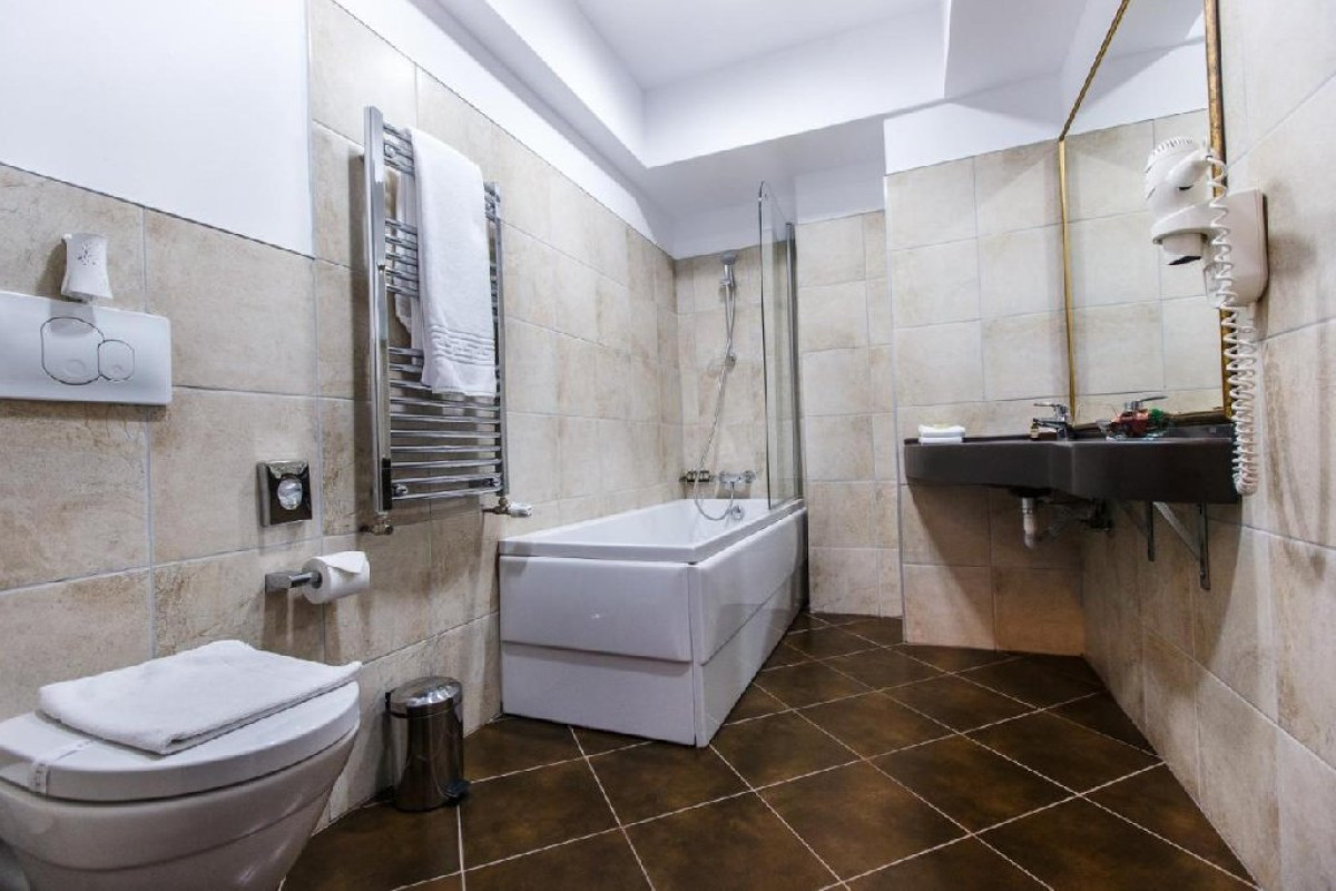 HOTEL PESTERA. - Moroeni - Parcul Natural Bucegi - Cota 1610
