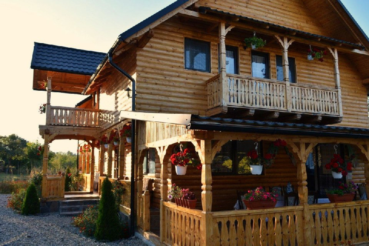 CASA MARAMURESEANA LARISA