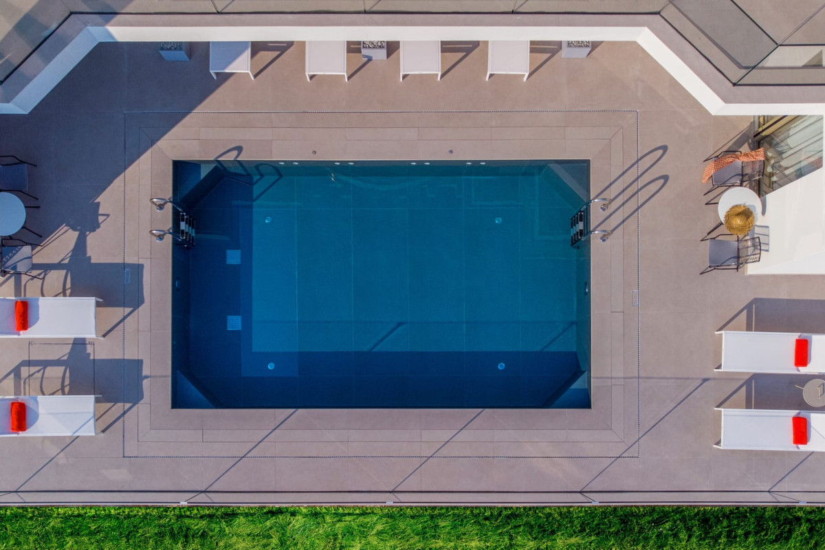 LIVINGHOME SUITES