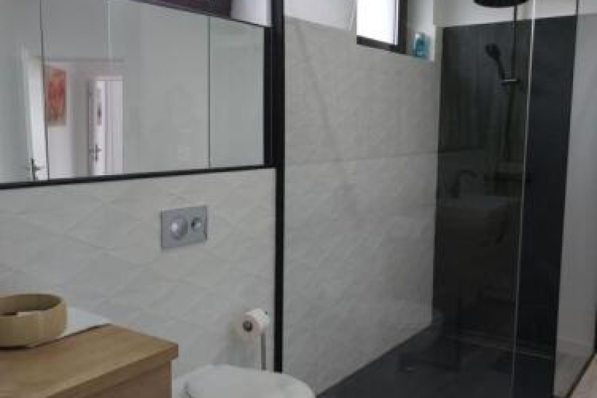 ACCENT HOUSE