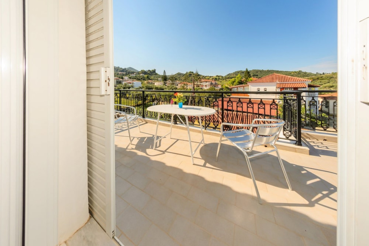 DENISE STUDIOS AND APARTMENTS
