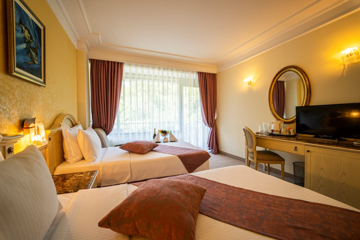 Palace (Sunny Day) 5*