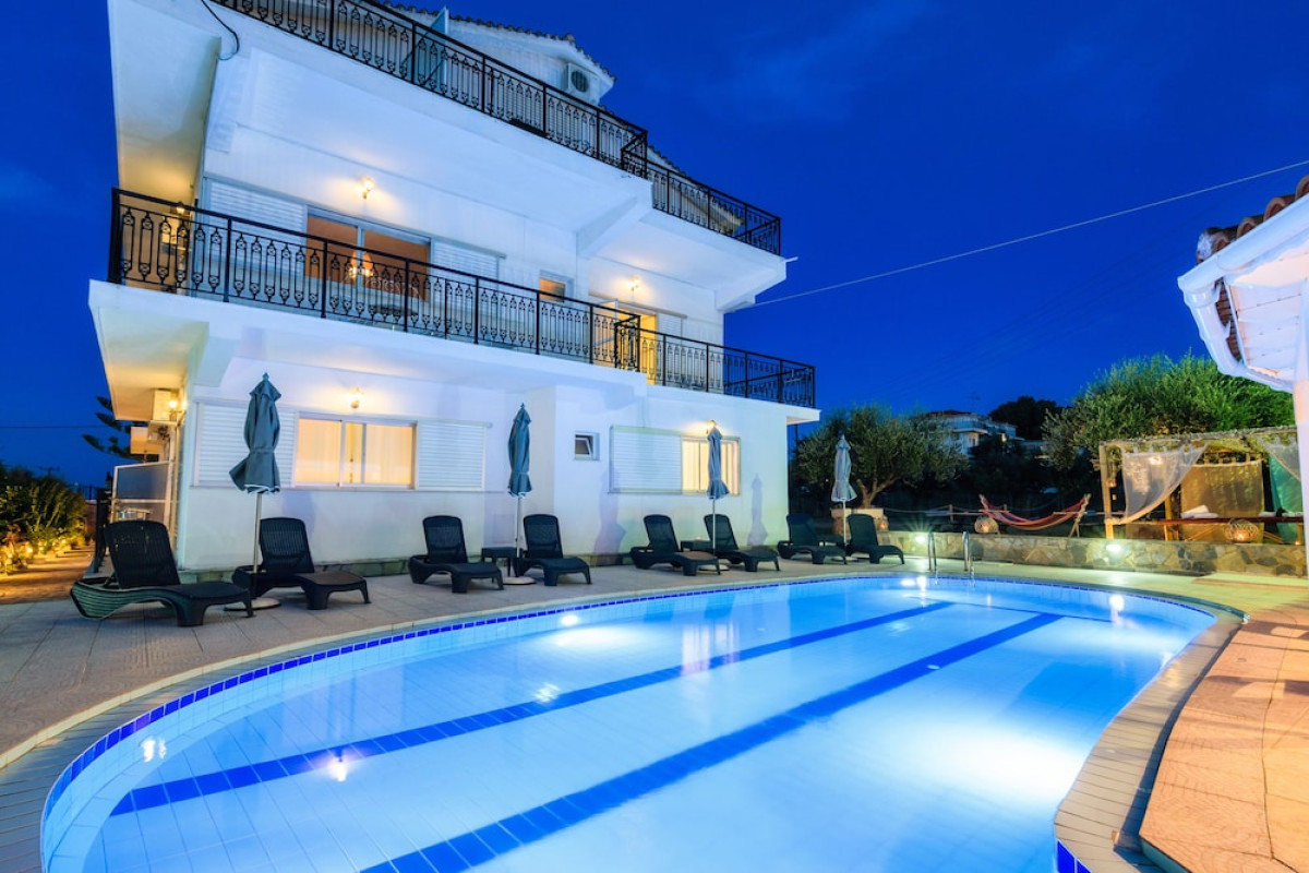 DENISE STUDIOS AND APARTMENTS