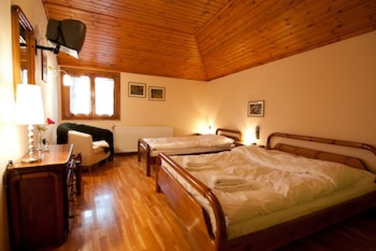 TO BALCONY TIS AGORIANIS