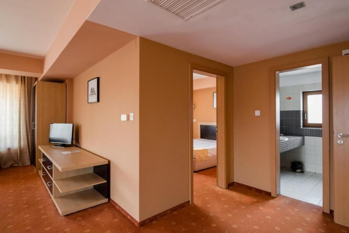 OXFORD INNS  SUITES