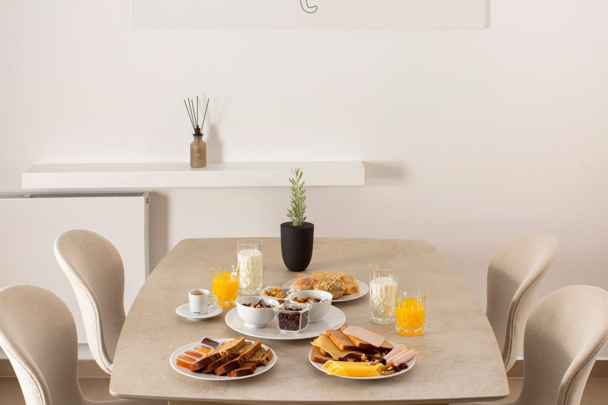 LIVINGHOME SUITES