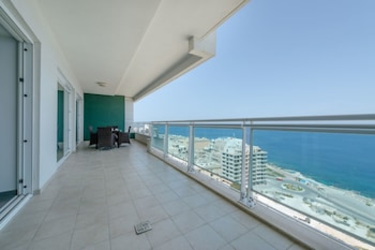 SEAFRONT LUXURY APARTMENT WITH POOL