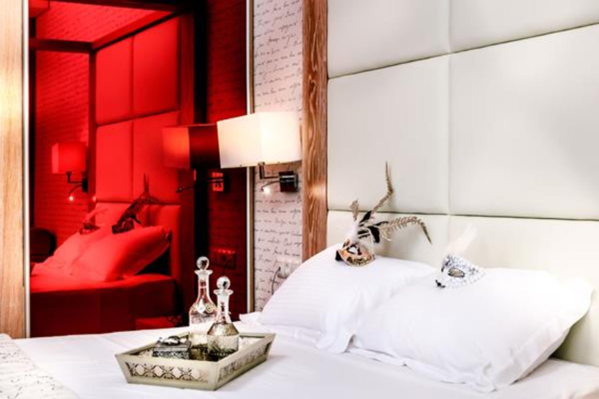 Notos Deluxe Suites
