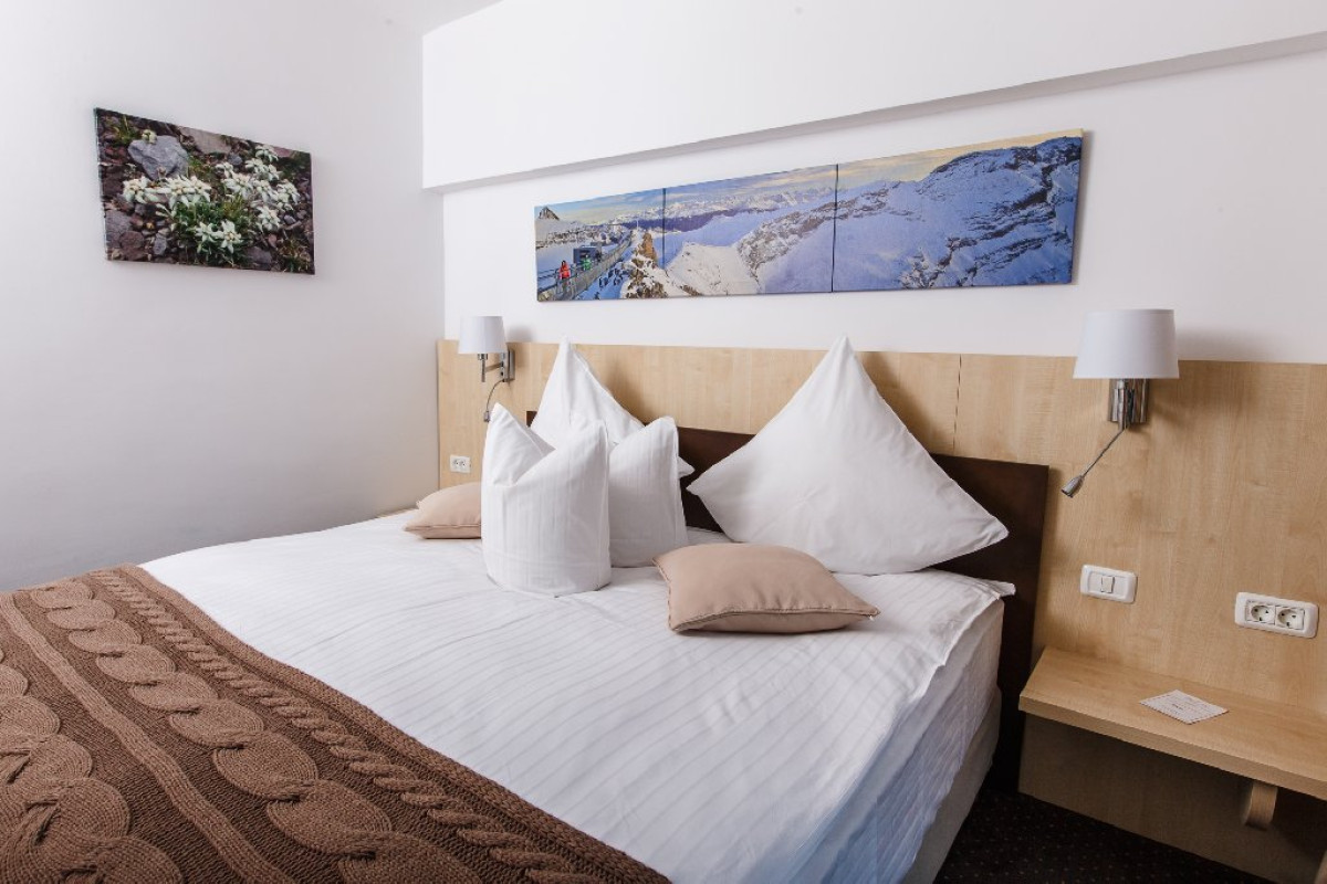 HOTEL PESTERA. - Moroeni - Parcul Natural Bucegi - Cota 1610