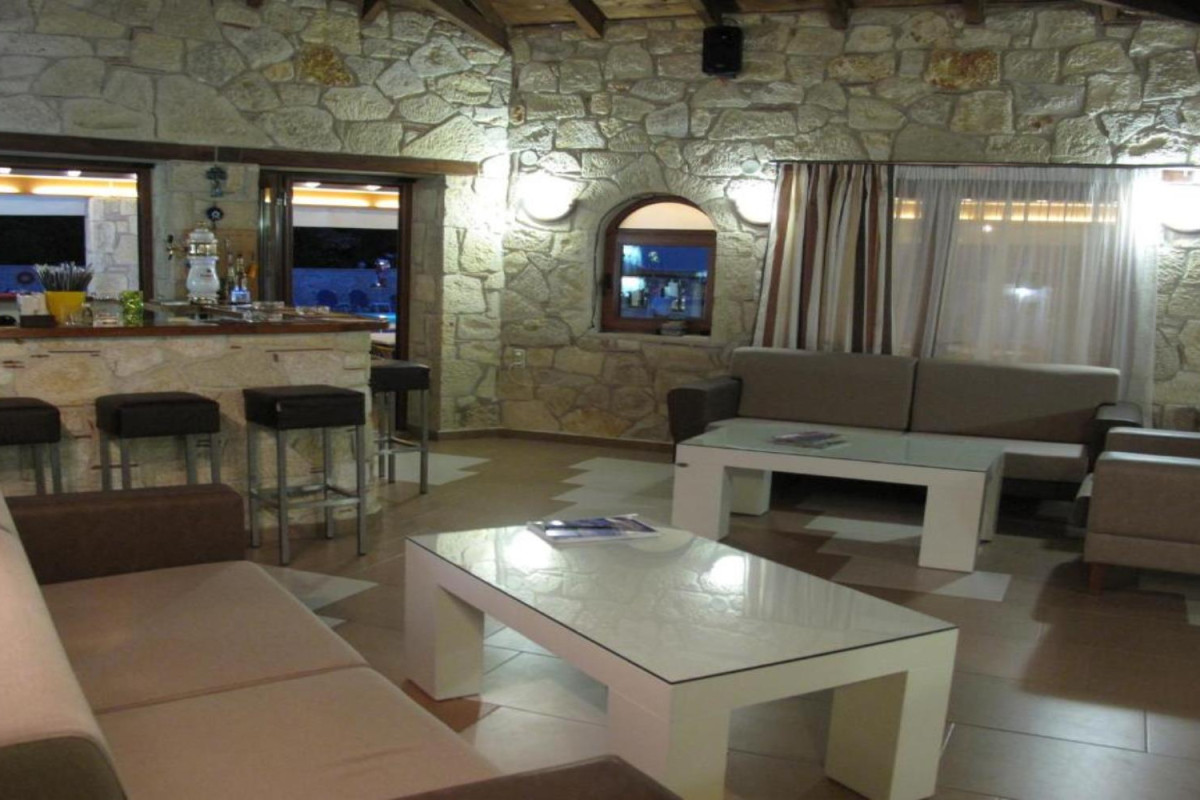 Royal Hotel Polichrono