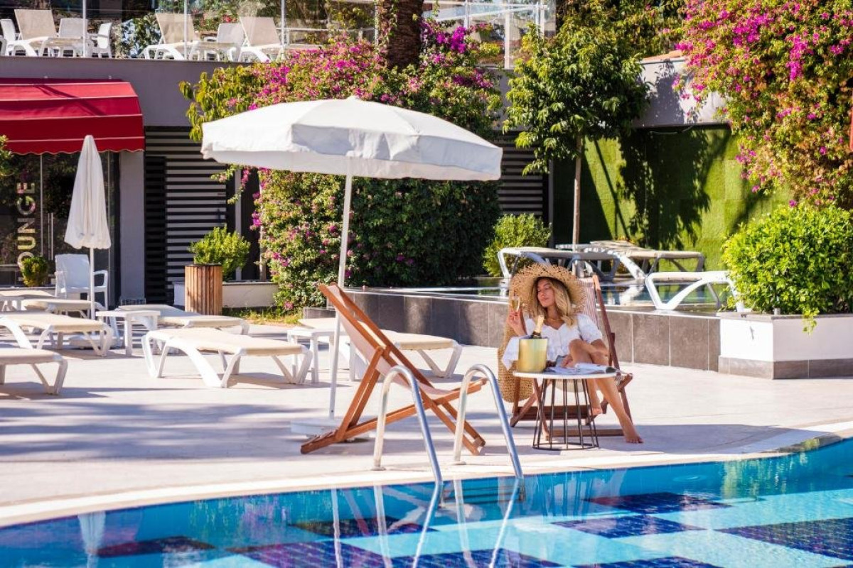 White City Beach Hotel