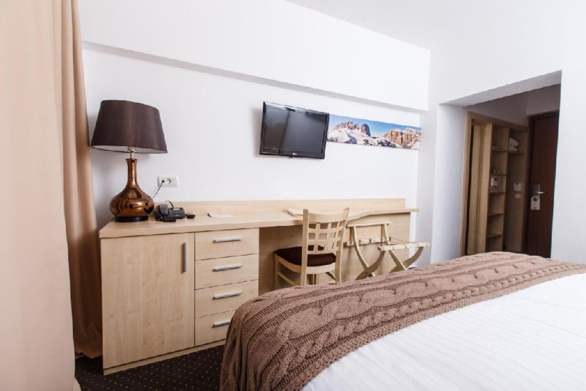HOTEL PESTERA. - Moroeni - Parcul Natural Bucegi - Cota 1610