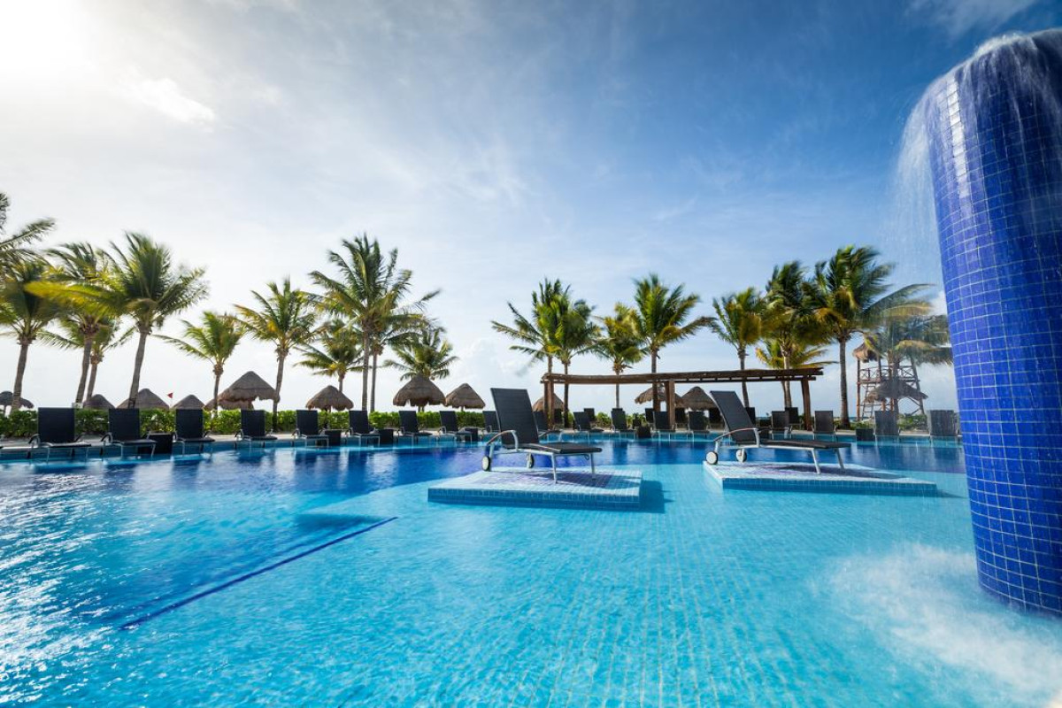 BlueBay Grand Esmeralda
