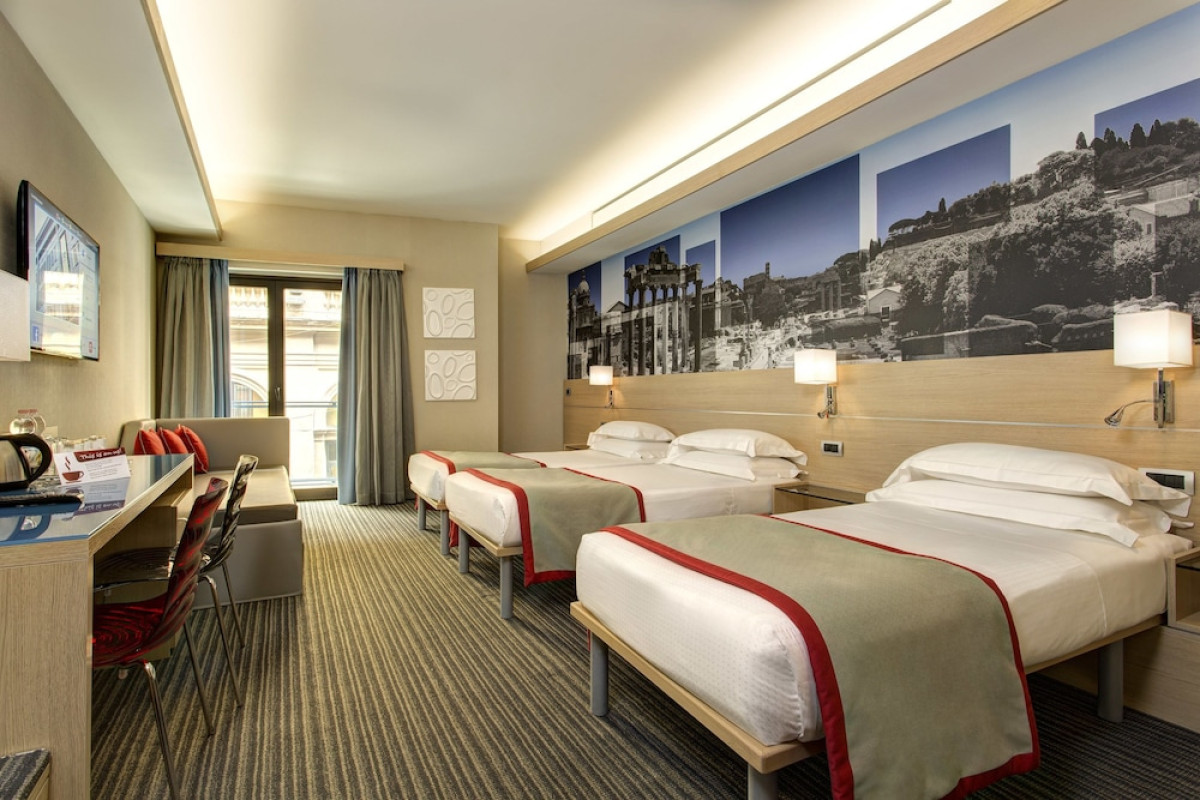 iQ Hotel Roma