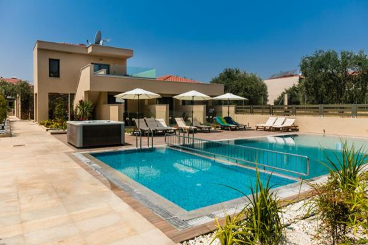 Notos Deluxe Suites