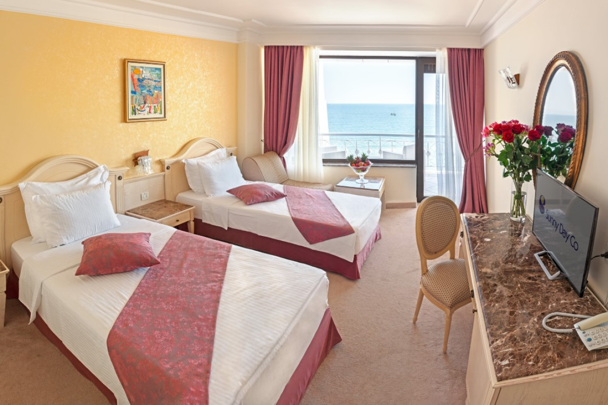 Palace (Sunny Day) 5*