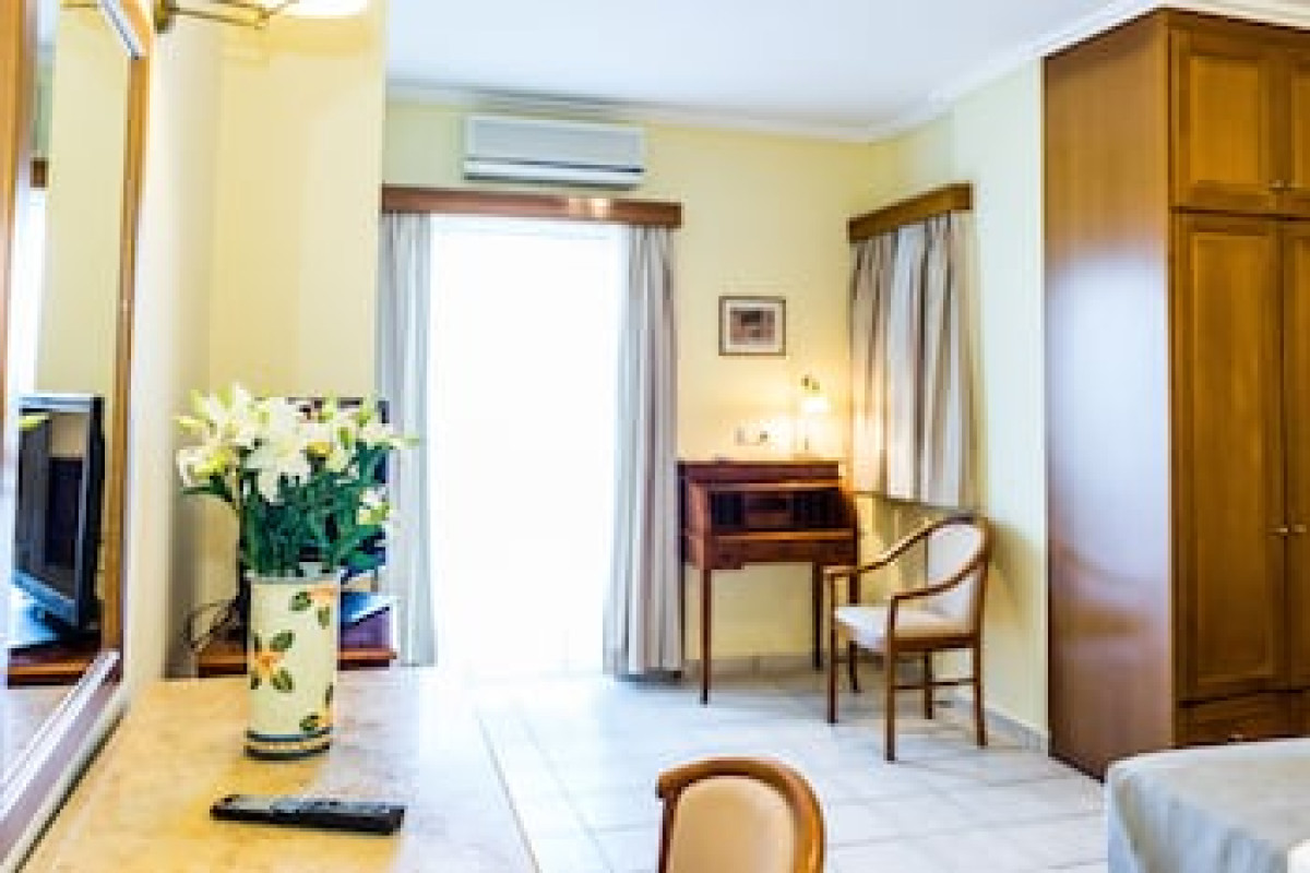 ANDREOLAS LUXURY SUITES