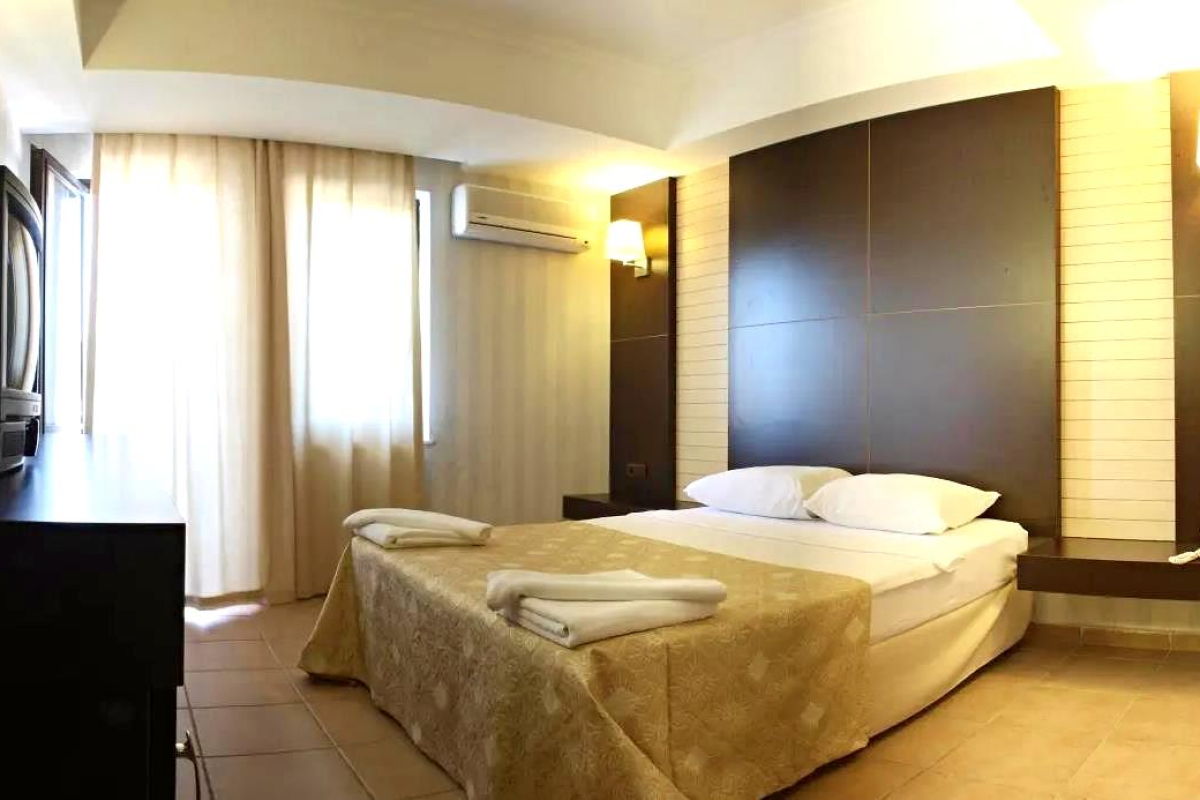 CLUB MUNAMAR BEACH RESORT