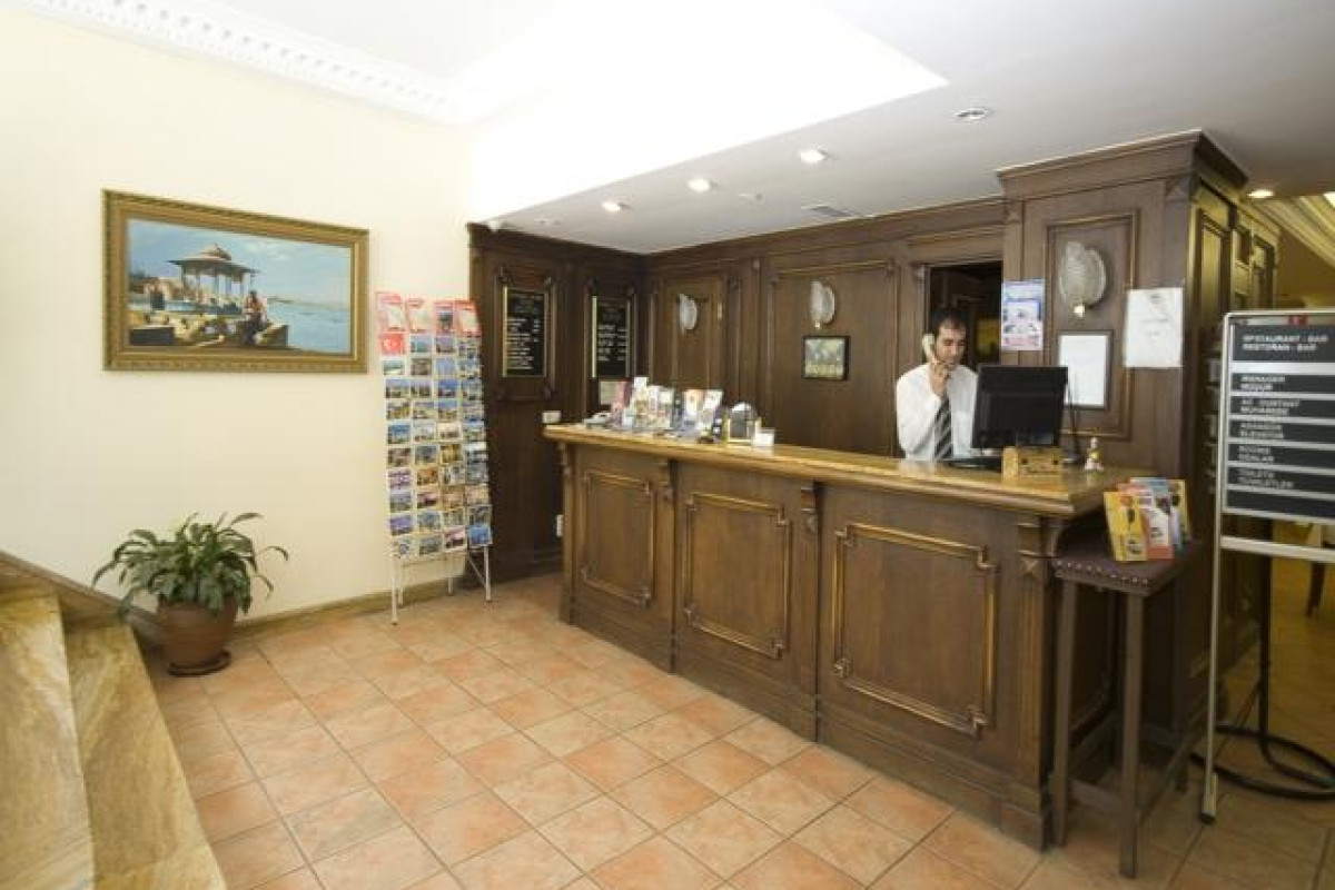 HOTEL GOLDEN CROWN