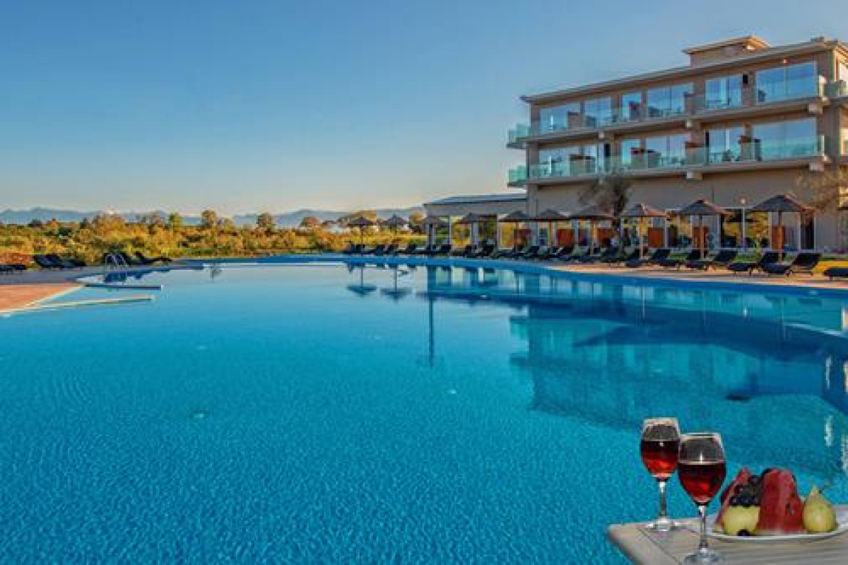 Ninos Laguna Holiday Resort