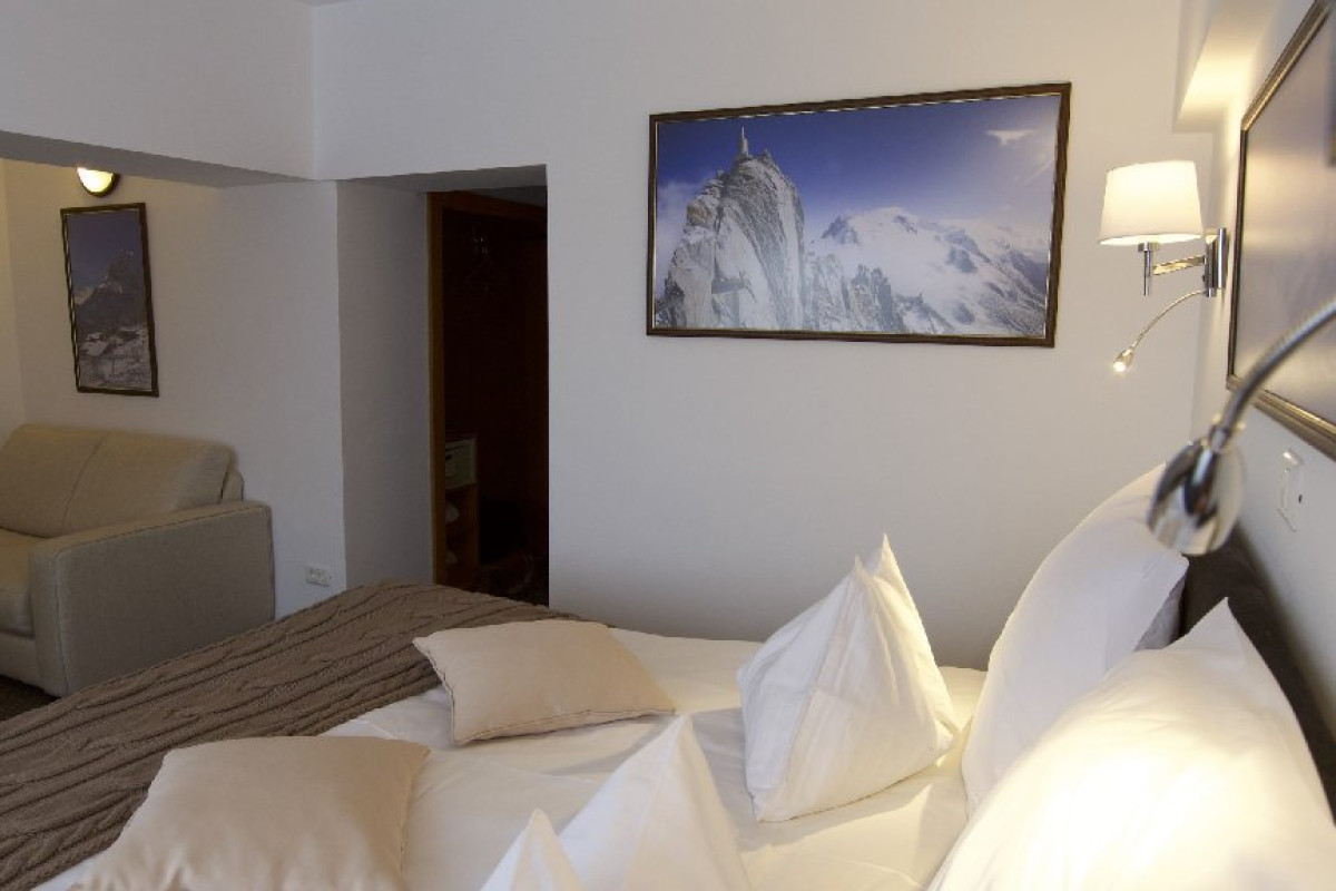 HOTEL PESTERA. - Moroeni - Parcul Natural Bucegi - Cota 1610
