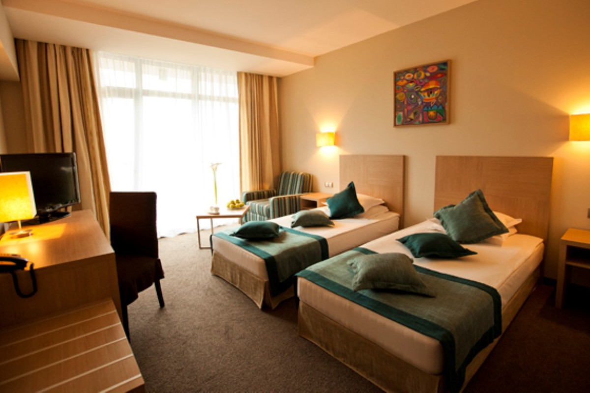 Azalia (St.Constantin:E) 4*